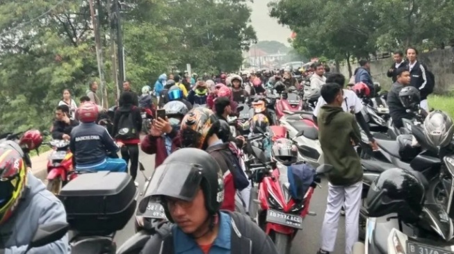 Jelang Penetapan UMK Bekasi, Buruh di Kawasan Industri Turun ke Jalan, Warga Ngeluh Macet