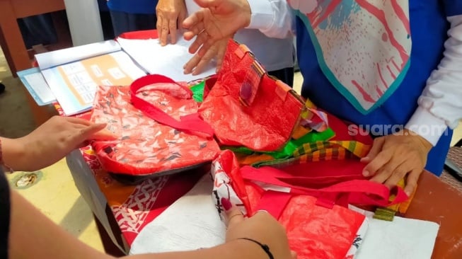 Karya tas daurulang plastik dari KBA Pekayon [Suara.com/CNR ukirsari].