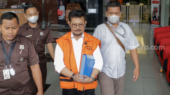 Tersangka Mantan Menteri Pertanian Syahrul Yasin Limpo usai menjalani pemeriksaan di Gedung Merah Putih, Jakarta, Kamis (23/11/2023). [LiveNews/Alfian Winanto]