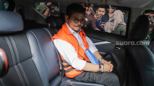 Tersangka Mantan Menteri Pertanian Syahrul Yasin Limpo usai menjalani pemeriksaan di Gedung Merah Putih, Jakarta, Kamis (23/11/2023). [Suara.com/Alfian Winanto]