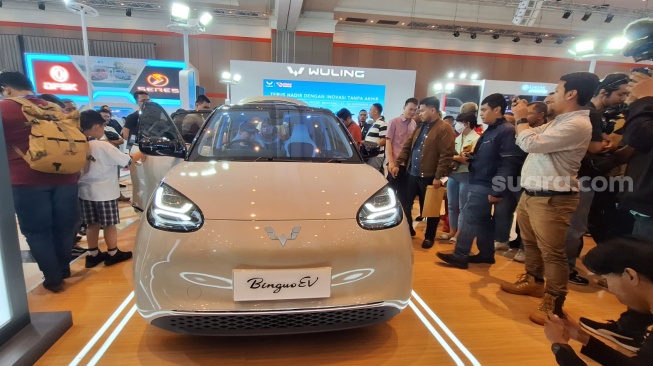 Mobil Listrik Wuling BinguoEV Jadi Salah Satu Primadona Pengunjung GIIAS Bandung 2023 (Suara.com/Rahman)