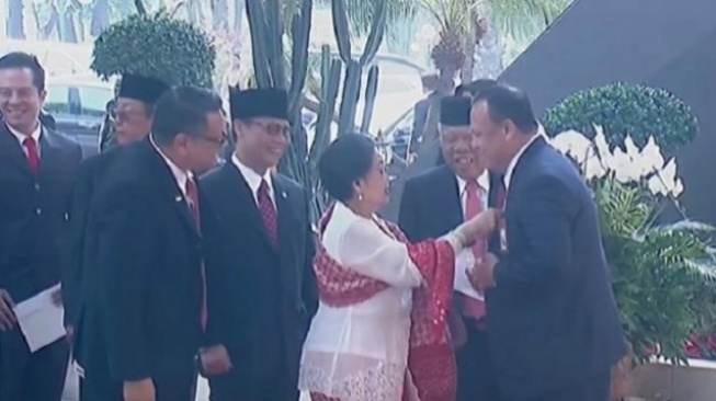 Momen Megawati rapikan dasi Ketua KPK Firli Bahuri saat tiba di Gedung Nusantara, Rabu (16/8/2023). (tangkapan layar)