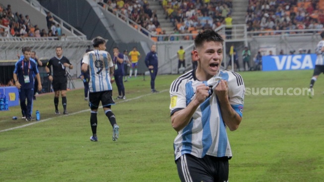 Pesepak bola Timnas Argentina U-17 Claudio Echeverri berselebrasi usai mencetak gol ke gawang Timnas Brasil U-17 pada pertandingan babak Perempat Final Piala Dunia U-17 2023 di Jakarta International Stadium (JIS), Jakarta, Jumat (24/11/2023). [Suara.com/Alfian Winanto]