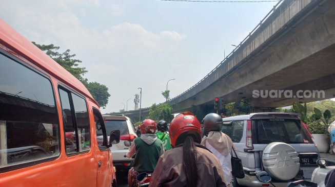 Bikin Cepat Tua, Kejebak Macet di Lampu Merah Kalibanteng Semarang Jadi Hal yang Paling Menyebalkan