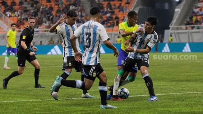 Pesepak bola Timnas Brasil U-17 Estevao berusaha melewati pemain Timnas Argentina U-17 pada pertandingan babak Perempat Final Piala Dunia U-17 2023 di Jakarta International Stadium (JIS), Jakarta, Jumat (24/11/2023). [Suara.com/Alfian Winanto]