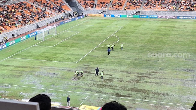 Kondisi lapangan Jakarta International Stadium yang becek diguyur hujan deras jelang laga Brasil vs Argentina dalam babak perempat final Piala Dunia U-17 2023, Jumat (24/11/2023). (Suara.com/Adie Prasetyo Nugraha).  