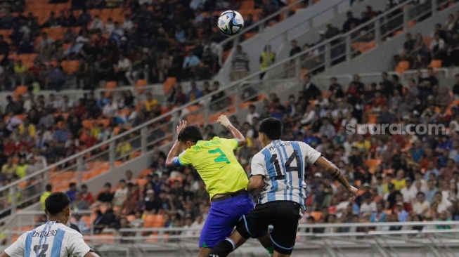 Pesepak bola Timnas Argentina U-17 Tobias Palacio berebut bola atas dengan pemain Timnas Brasil U-17 Vitor Reis pada pertandingan babak Perempat Final Piala Dunia U-17 2023 di Jakarta International Stadium (JIS), Jakarta, Jumat (24/11/2023). [Suara.com/Alfian Winanto]