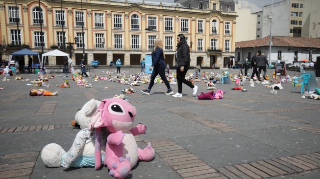 Lebih dari 2.000 boneka anak-anak terlihat di alun-alun Bolivar di Bogota, Kolombia, kamis (23/11/2023). [Juan Pablo Pino / AFP] 