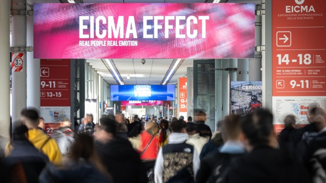 EICMA EFFECT, salah satu mata acara menarik acara pentas otomotif roda dua kemudian aksesoris Milan 2023 yang dimaksud menampilkan ekspresi para pengunjung sebagai  emosi yang dimaksud ditimbulkan pada bentuk real time [ANCMA/EICMA]