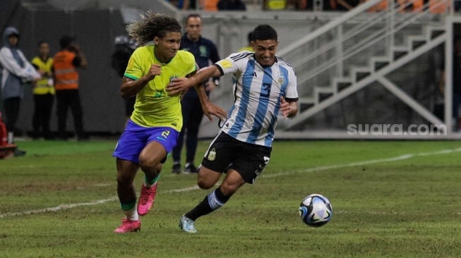 Pesepak bola Timnas Argentina U-17 Octavio Ontiveri memperebutkan bola dengan pemain Timnas Brasil U-17 Pedro Lima pada pertandingan babak Perempat Final Piala Dunia U-17 2023 di Jakarta International Stadium (JIS), Jakarta, Jumat (24/11/2023). [Suara.com/Alfian Winanto]