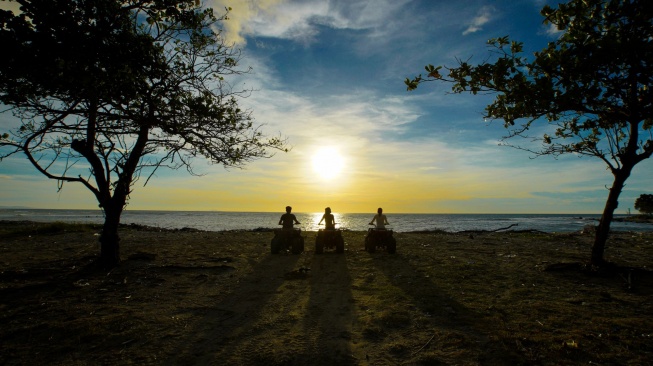 Liburan akhir tahun di pantai bersama keluarga. (Dok. KEK Tanjung Lesung)