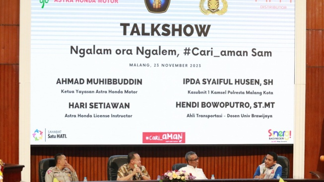 Ketua Yayasan AHM Ahmad Muhibbuddin bersama Kasubnit 1 Kamsel Polresta Malang Kota IPDA Syaiful Husen dan Dosen Universitas Brawijaya Hendi Bowoputro ditemani Instruktur Safety Riding Honda Main Dealer PT Mitra Pinasthika Mulia Hari Setiawan melakukan talk show seputar keselamatan berkendara [PT AHM].