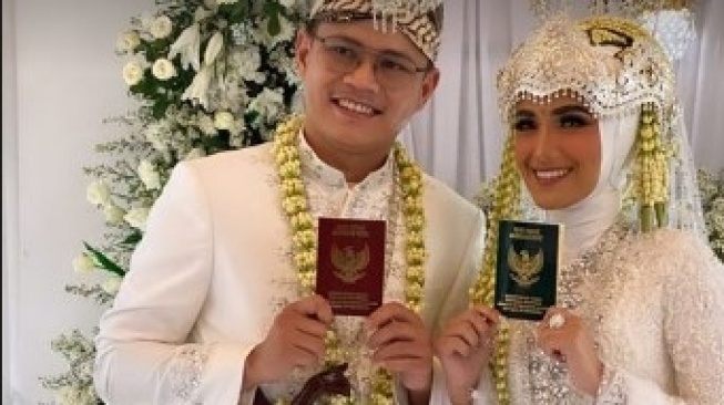 6 Foto Detik-detik Pernikahan Nadya Mustika dengan Iqbal Rosadi, Pengantin Terlihat Tegang di Hadapan Penghulu