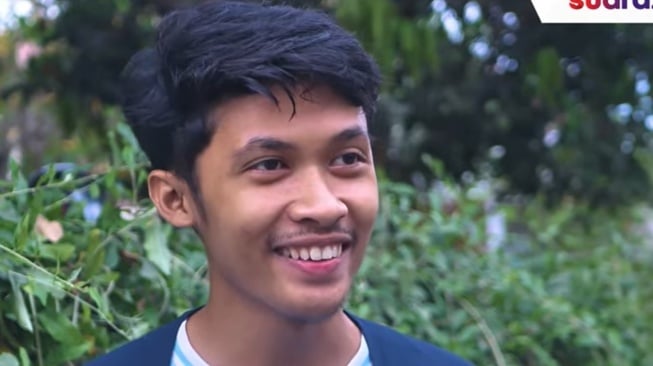 Pemilih dari kalangan gen z, Agung memberikan pandangannya terhadap sosok Gibran Rakabuming Raka yang maju dalam Pemilu 2024 mendatang. (YouTube/Suaradotcom)