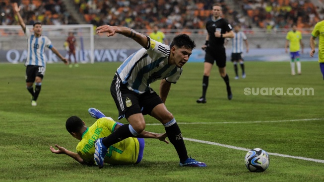 Pesepak bola Timnas Argentina U-17 berebut bola dengan pemain Timnas Brasil U-17 pada pertandingan babak Perempat Final Piala Dunia U-17 2023 di Jakarta International Stadium (JIS), Jakarta, Jumat (24/11/2023). [Suara.com/Alfian Winanto]