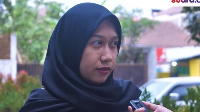 Pemiluh muda, Yayas memberi keterangannya saat diwawancarai. (YouTube/Suaradotcom)