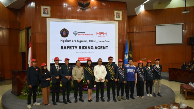 Ketua Yayasan AHM bersama para Agen Safety Riding Universitas Brawijaya Malang melakukan sesi foto selepas pembukaan Short Movie Contest [PT AHM].