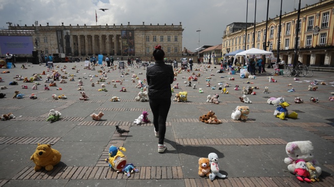 Lebih dari 2.000 boneka anak-anak terlihat di alun-alun Bolivar di Bogota, Kolombia, kamis (23/11/2023). [Juan Pablo Pino / AFP] 