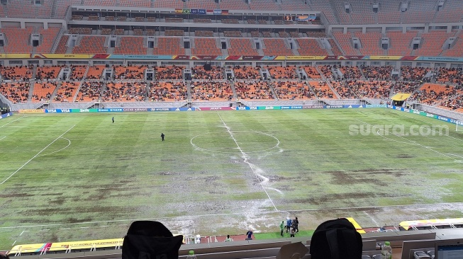 Kondisi lapangan Jakarta International Stadium yang becek diguyur hujan deras jelang laga Brasil vs Argentina dalam babak perempat final Piala Dunia U-17 2023, Jumat (24/11/2023). (Suara.com/Adie Prasetyo Nugraha).  