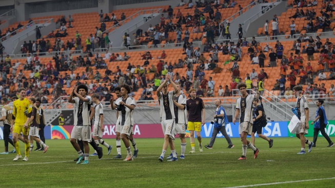 Pemain Timnas Jerman U-17 berselebrasi usai berhasil mengalahkan Timnas Spanyol U-17 pada pertandingan babak Perempat Final Piala Dunia U-17 2023 di Jakarta International Stadium (JIS), Jakarta, Jumat (24/11/2023). [Suara.com/Alfian Winanto] 