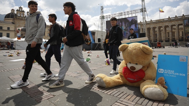 Lebih dari 2.000 boneka anak-anak terlihat di alun-alun Bolivar di Bogota, Kolombia, kamis (23/11/2023). [Juan Pablo Pino / AFP] 