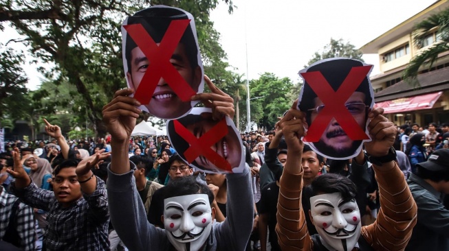 Aksi Mahasiswa Pakai Topeng Jokowi Bersilang Merah Tanda Kemunduran Demokrasi Gegara Putusan MK Nomor 90