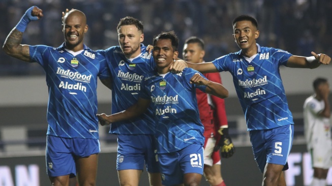 Pesepak bola Persib Bandung melakukan selebrasi usai mencetak gol ke gawang PSS Sleman dalam pertandingan lanjutan BRI Liga 1 di Stadion Gelora Bandung Lautan Api, Bandung, Jawa Barat, Sabtu (28/10/2023). Persib Bandung berhasil mengalahkan PSS Sleman dengan skor akhir 4-1. ANTARA FOTO/Novrian Arbi/Spt.