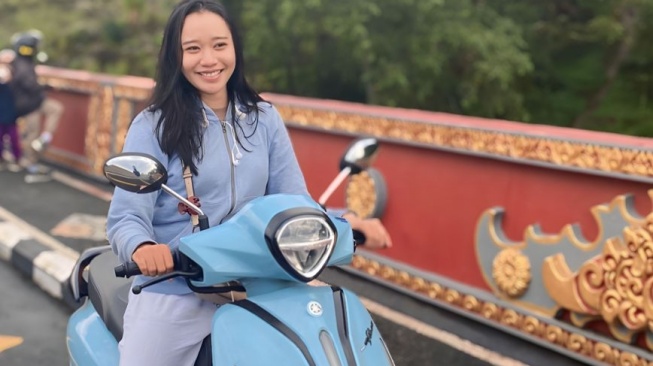 Ayu Monika dari Bali, yang terpikat meminang Yamaha Grand Filano secara offline  [PT YIMM].