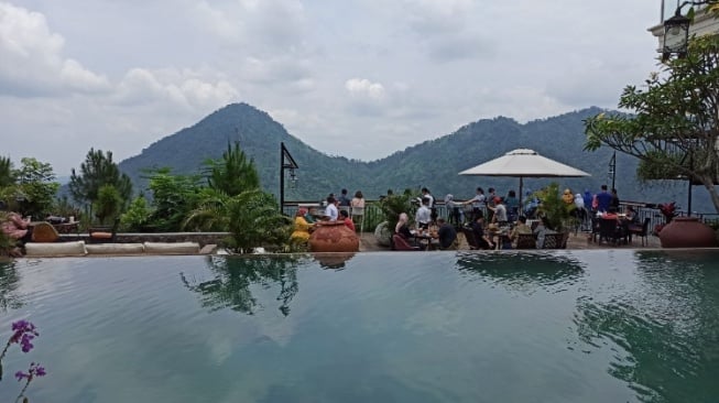 Healing Tipis-Tipis di Villa Aman D'sini, View Gunung hingga Curug Ada Semua