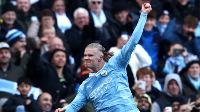 Striker Manchester City asal Norwegia #09 Erling Haaland melakukan selebrasi usai mencetak gol pembuka dalam pertandingan Liga Inggris 2023-2024 antara Manchester City vs Liverpool di Stadion Etihad di Manchester, barat laut Inggris, pada 25 November 2023.Darren Staples / AFP.