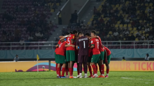 Pemain Maroko U-17 menghadapi Mali U-17 pada babak perempat final Piala Dunia U-17 FIFA 2023 di Stadion Manahan, Solo, Sabtu (25/11/2023). [Dok. LOC WCU17/RKY]