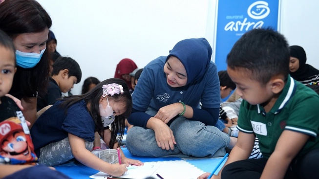 Kelas Field Trip  Asuransi Astra dengan tema Little Financial Master & Emergency Roadside Assistance Tour hadir dengan tujuan untuk memberikan ruang pembelajaran bagi para orangtua untuk sang buah hati dalam mendapatkan kesempatan memiliki pemahaman pengelolaan keuangan yang baik sedini mungkin [Asuransi Astra]