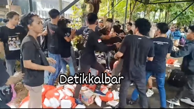 Viral Video Massa Kongres HMI Injak Nasi Kotak Pemberian Polda Kalbar, Kapospam: Tidak Benar