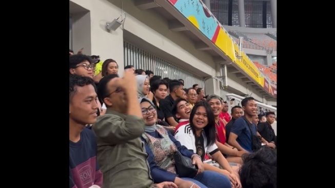 Momen calon presiden (capres) nomor urut 1, Anies Baswedan bersama istri, Fery Farhati menyaksikan langsung gelaran perempat final Piala Dunia U-17 antara Brazil melawan Argentina di Jakarta International Stadium atau JIS, Jumat (24/11/2023) kemarin. (Tangkap Layar IG @aniesbaswedan)