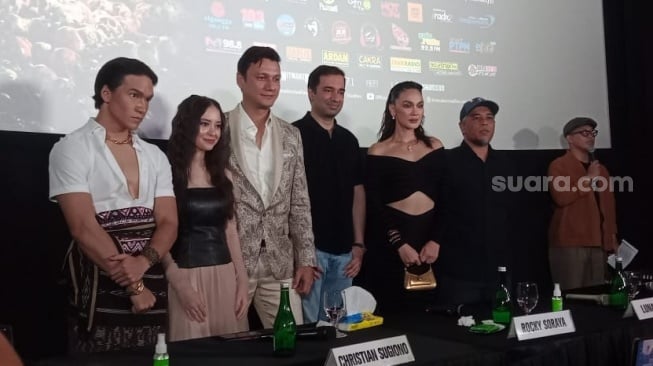 Luna Maya, Christian Sugiono dan pemain film Panggonan Wingit dalam konferensi pers di Senayan Jakarta Pusat pada Jumat (24/11/2023) [Suara.com/Rena Pangesti]