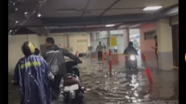 Kota Malang Dikepung Banjir Usai Diguyur Hujan Deras, Mall Ikut Terendam