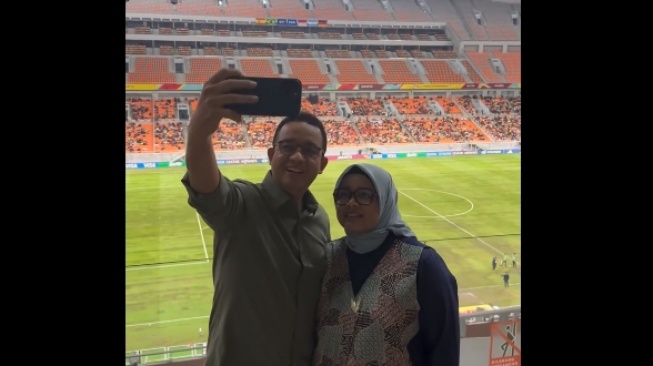 Momen calon presiden (capres) nomor urut 1, Anies Baswedan bersama istri, Fery Farhati menyaksikan langsung gelaran perempat final Piala Dunia U-17 antara Brazil melawan Argentina di Jakarta International Stadium atau JIS, Jumat (24/11/2023) kemarin. (Tangkap Layar IG @aniesbaswedan)