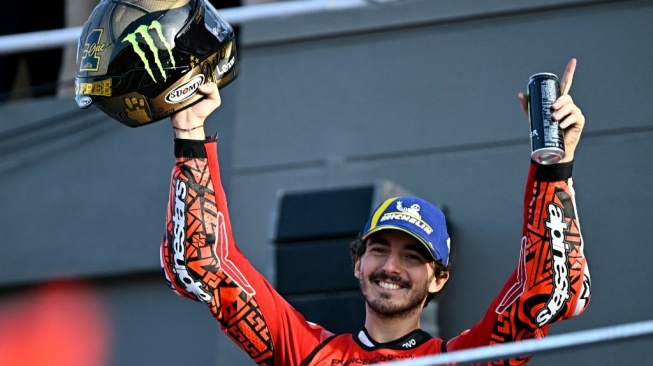 Pembalap Ducati, Francesco Bagnaia berselebrasi usai memenangi MotoGP Valencia di dalam Sirkuit Ricardo Tormo, Valencia, Spanyol, Hari Minggu (26/11) waktu malam WIB. [JAVIER SORIANO / AFP]