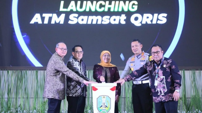 Peringati HUT ke - 61 Bapenda Jatim, Gubernur Khofifah Luncurkan ATM Samsat QRIS