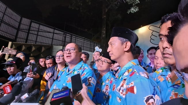 Ketua Tim Kampanye Nasional (TKN) Prabowo-Gibran, Rosan Roeslani saat meluncurkan Fanta Headquarters (FantaHQ) atau Sekretariat TKN Pemilih Muda di Jalan Surabaya, Menteng, Jakarta Pusat, Minggu (26/11/2023). [Suara.com/Novian]