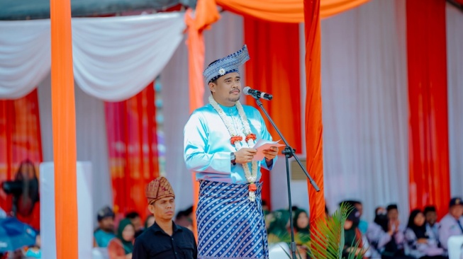 Wali Kota Medan Bobby Nasution saat memimpin Upacara Hari Guru Nasional Tingkat Kota Medan Tahun 2023 di Stadion Teladan Medan, Sabtu 25 November 2023. [dok Pemkot Medan]