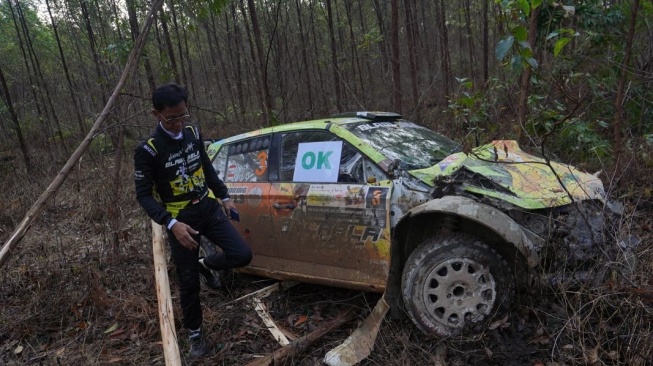 Mobil Musa Rajekshah Tabrak Batu hingga Rusak saat Ikut Balapan APRC Danau Toba