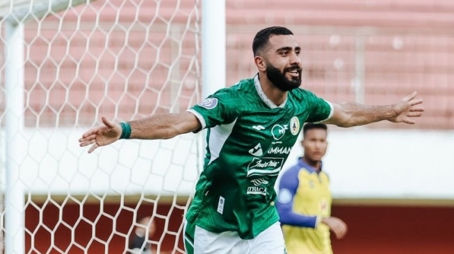 Jihad Ayoub saat selebrasi usai mencetak gol ke gawang Barito Putera pada lanjutan Liga 1 2023/2024 di Stadion Maguwoharjo, Sleman, Minggu (26/11/2023). (Instagram/@pssleman)