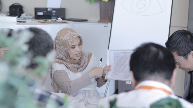 Dokter Spesialis Mata NEC Surabaya dr. Nuke Erlina, SpM saat memberikan arahan dan edukasi di NEC LASIK COURSE. 