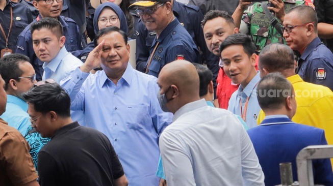 Pasangan Capres dan Cawapres Nomor Urut 2 Prabowo Subianto (kiri) dan Gibran Rakabuming Raka (kanan) saat hadir dalam Deklarasi Kampanye Pemilu Damai 2024 di KPU, Jakarta, Senin (27/11/2023). [Suara.com/Alfian Winanto]