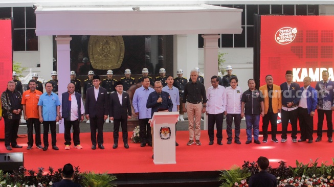 Ketua Komisi Pemilihan Umum (KPU) Hasyim Asy'ari memberikan sambutan usai menandatangani Deklarasi Kampanye Pemilu Damai 2024 di KPU, Jakarta, Senin (27/11/2024). [Suara.com/Alfian Winanto]