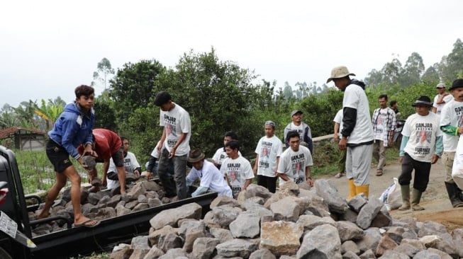 Petani Tebu Bersatu Gotong Royong Membuat Embung Air Bagi Warga di Garut