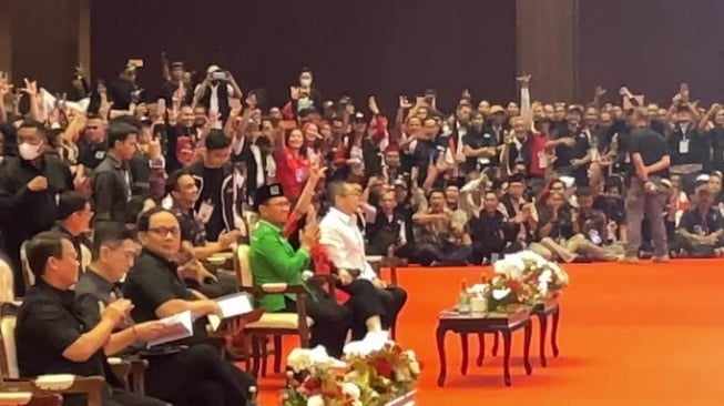 Hadiri Rakornas Relawan Ganjar-Mahfud, Megawati Acungkan Salam Metal dari Kursi Tamu Kehormatan