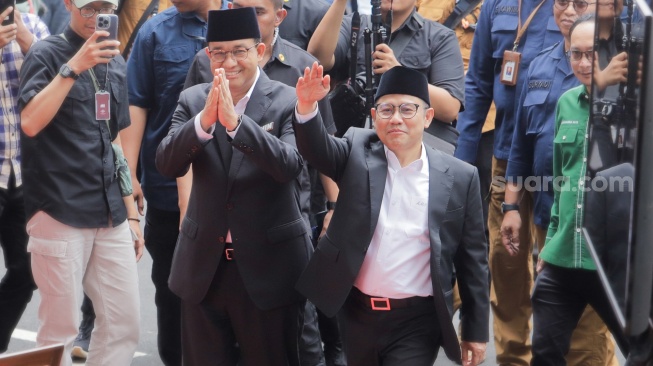 Pasangan Cawapres dan Cawapres nomor urut 1 Anies Baswedan (kiri) dan Muhaimin Iskandar (kanan) saat hadir dalam Deklarasi Kampanye Pemilu Damai 2024 di KPU, Jakarta, Senin (27/11/2023). [Suara.com/Alfian Winanto]