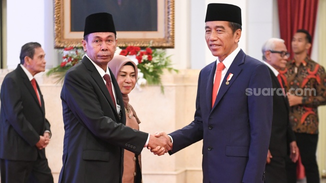 Presiden Joko Widodo (kanan) memberikan ucapan selamat kepada Ketua KPK sementara Nawawi Pomolango usai mengucap sumpah jabatan di Istana Negara, Jakarta, Senin (27/11/2023). [ANTARA FOTO/Hafidz Mubarak A]